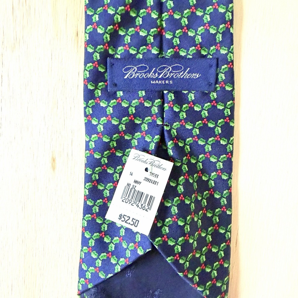 Brooks Brothers Makers Silk Tie Green Red Holly Berry Pattern Christmas Italy